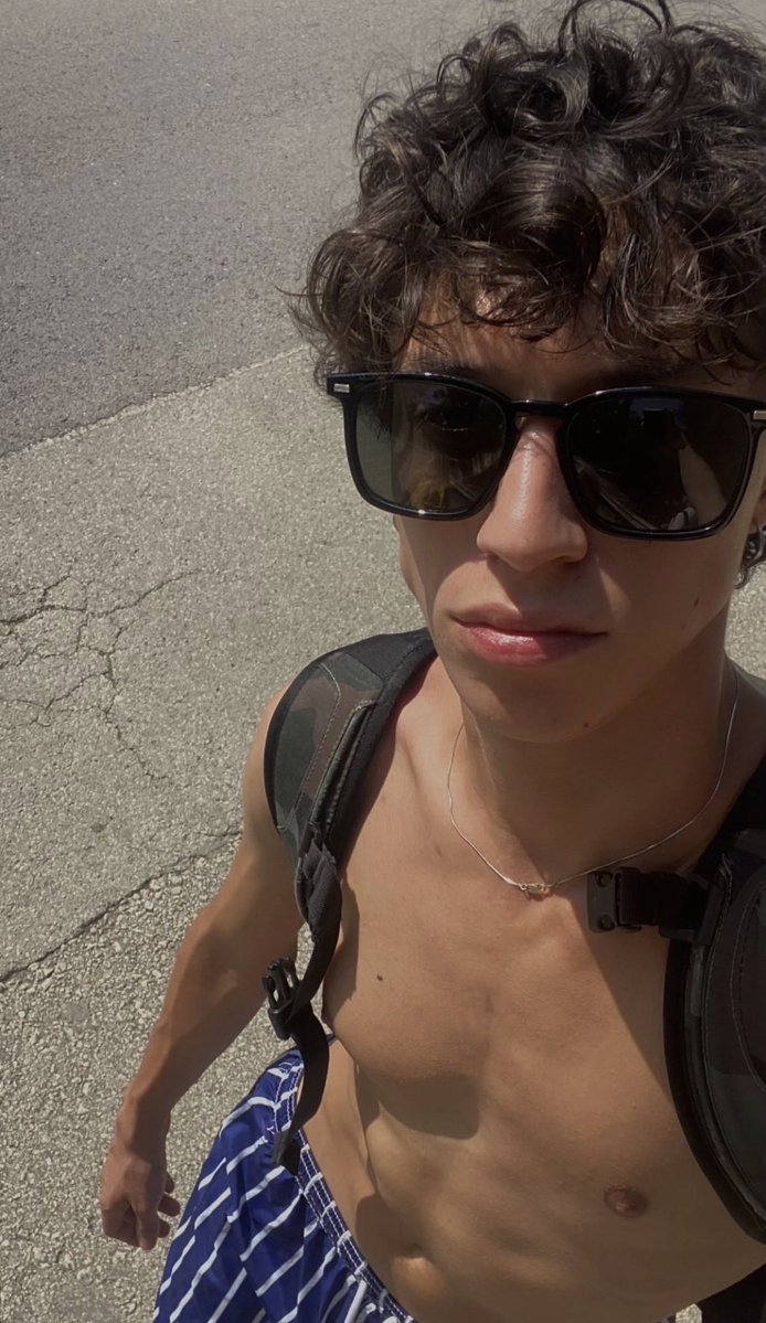 d1stoneur's tweet photo. ⌞xantiago aguirre — ✦⌝ 

22. bi. not interested. euskaldunak. non-toxic gym bro. DJ. beach bum. loves the outdoors. worst chef ever. lover of wine. record collector. stoner. golden retriever energy. can do a handstand. night owl.

literate. mv. ms. 25 ooc. nsfw. dms open. https://t.co/aCwMOkFeib