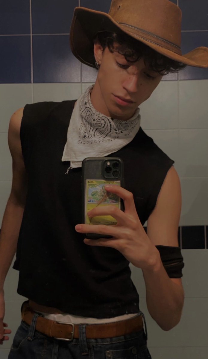 d1stoneur's tweet photo. ⌞xantiago aguirre — ✦⌝ 

22. bi. not interested. euskaldunak. non-toxic gym bro. DJ. beach bum. loves the outdoors. worst chef ever. lover of wine. record collector. stoner. golden retriever energy. can do a handstand. night owl.

literate. mv. ms. 25 ooc. nsfw. dms open. https://t.co/aCwMOkFeib