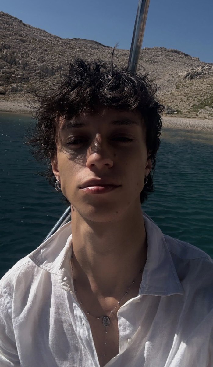 d1stoneur's tweet photo. ⌞xantiago aguirre — ✦⌝ 

22. bi. not interested. euskaldunak. non-toxic gym bro. DJ. beach bum. loves the outdoors. worst chef ever. lover of wine. record collector. stoner. golden retriever energy. can do a handstand. night owl.

literate. mv. ms. 25 ooc. nsfw. dms open. https://t.co/aCwMOkFeib
