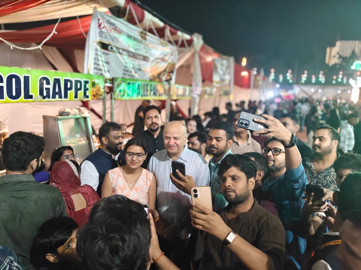 msisodia's tweet photo. अच्छा लगता है जब बच्चे आकर कहते हैं, “सर, आप मेरे स्कूल में आए थे…”

उस समय के स्कूल के बच्चे अब कॉलेज में पहुँच चुके हैं।

गर्व होता है इन्हें आगे बढ़ते देखकर। https://t.co/Q9Gje54EUL