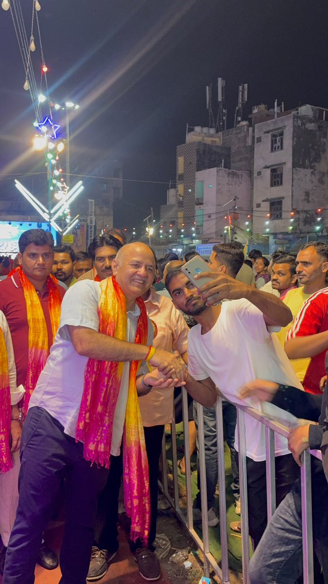 msisodia's tweet photo. अच्छा लगता है जब बच्चे आकर कहते हैं, “सर, आप मेरे स्कूल में आए थे…”

उस समय के स्कूल के बच्चे अब कॉलेज में पहुँच चुके हैं।

गर्व होता है इन्हें आगे बढ़ते देखकर। https://t.co/Q9Gje54EUL