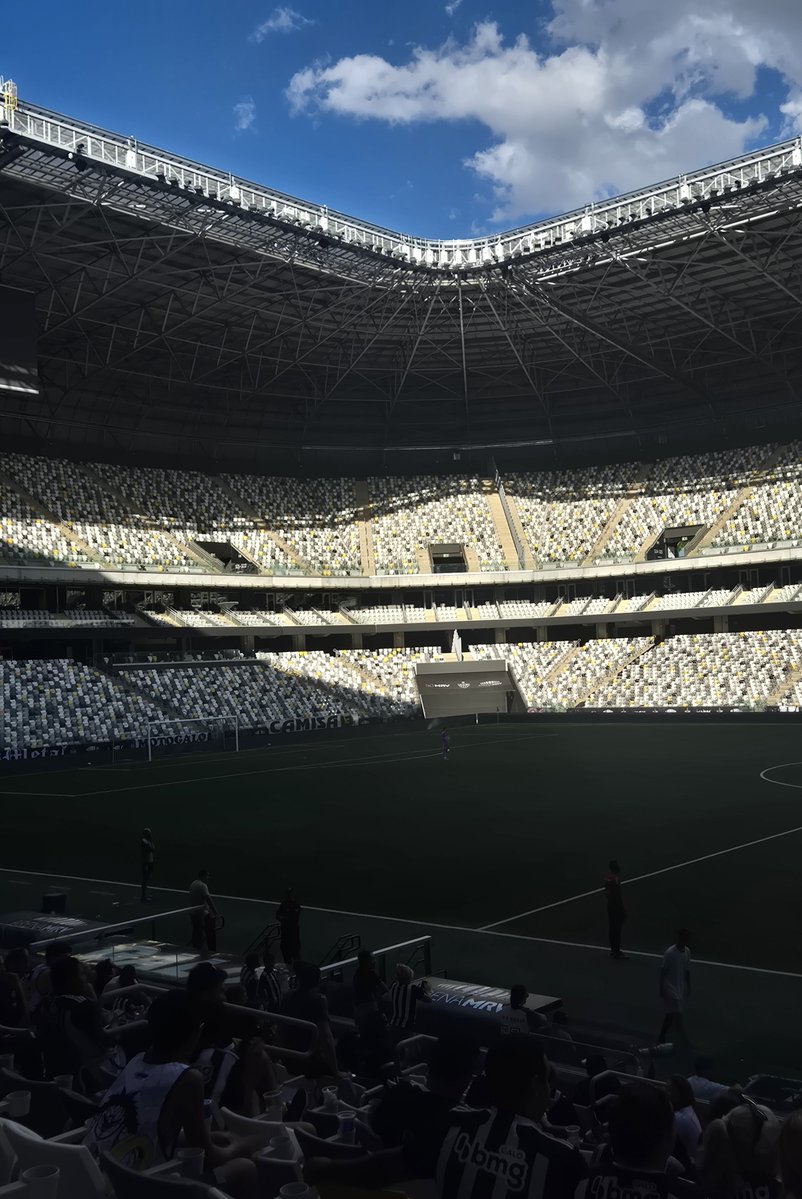 canalcamisadoze's tweet photo. A sombra do sol formando o escudo do Galo na arquibancada. 🖤🤍🐔🏟

📸 @jardellucas_art https://t.co/4867Toprzn