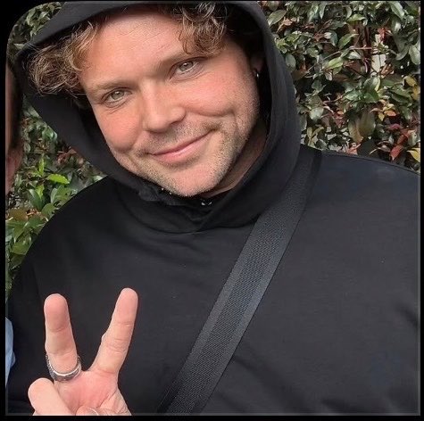 irwinsbotd's tweet photo. i am . in . love WITH HIMMMMM https://t.co/jSNXXvzB2B