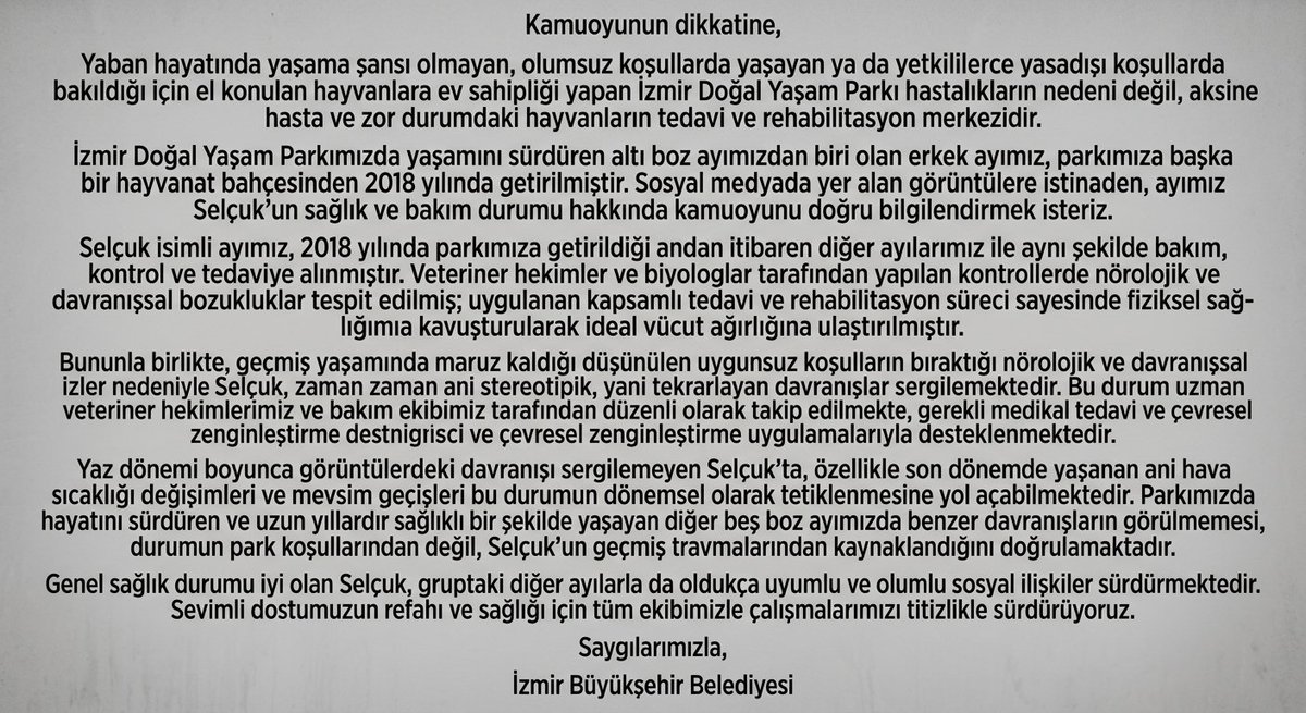 izmirsaati's tweet photo. İzmir Sasalı Doğal Yaşam Parkı, sosyal medyada gündem olan ayı görüntülerine ilişkin açıklama yaptı.

"2018'de tesisimize gelen Selçuk isimli ayımızın tekrarlayan hareketleri park koşullarından değil, geçmiş yaşamında uğradığı travmalar ve mevsim geçişlerinden kaynaklanmaktadır." https://t.co/Y9etpzW56g