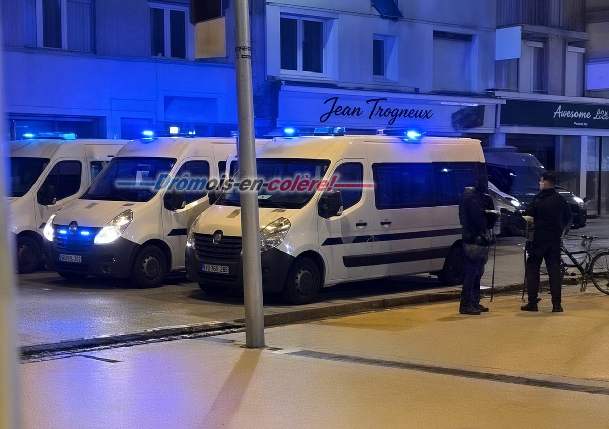 26enColere's tweet photo. 🚨🇫🇷-AMIENS, le 17 OCTOBRE 2026-🇫🇷🚨

6 FOURGONS de CRS pour que la PÂTISSERIE TROGNEUX soit PROTÉGÉE,
pendant qu' ailleurs, des COMMERCES sont PILLÉS et BRÛLÉS,
sans la MOINDRE PRÉSENCE de POLICIERS...!!! 

Et on nous dit que la JUSTICE au quotidien
protège tous ses CONCITOYENS...!!! 🤢🤮🤮🤮
