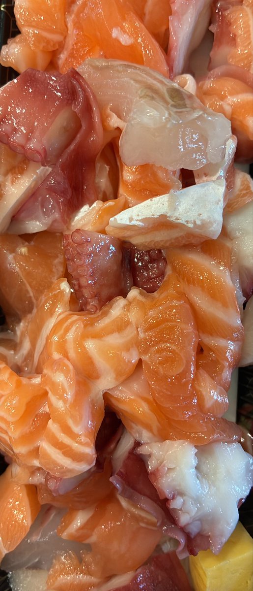 SharpsAndFlats's tweet photo. ..another thing that makes me happy! #hmart #sashimi https://t.co/1bmutxe5N9