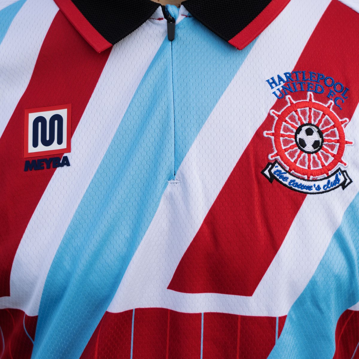 Official_HUFC's tweet photo. Set your alarm, Poolies... 🤩

📆 Tomorrow
⏰ 10am 
🛒 In store &amp; Club shop
👕 Adult £47, Junior £37

Our third kit is limited edition, so be quick! 👊 https://t.co/UebQC2zOEp