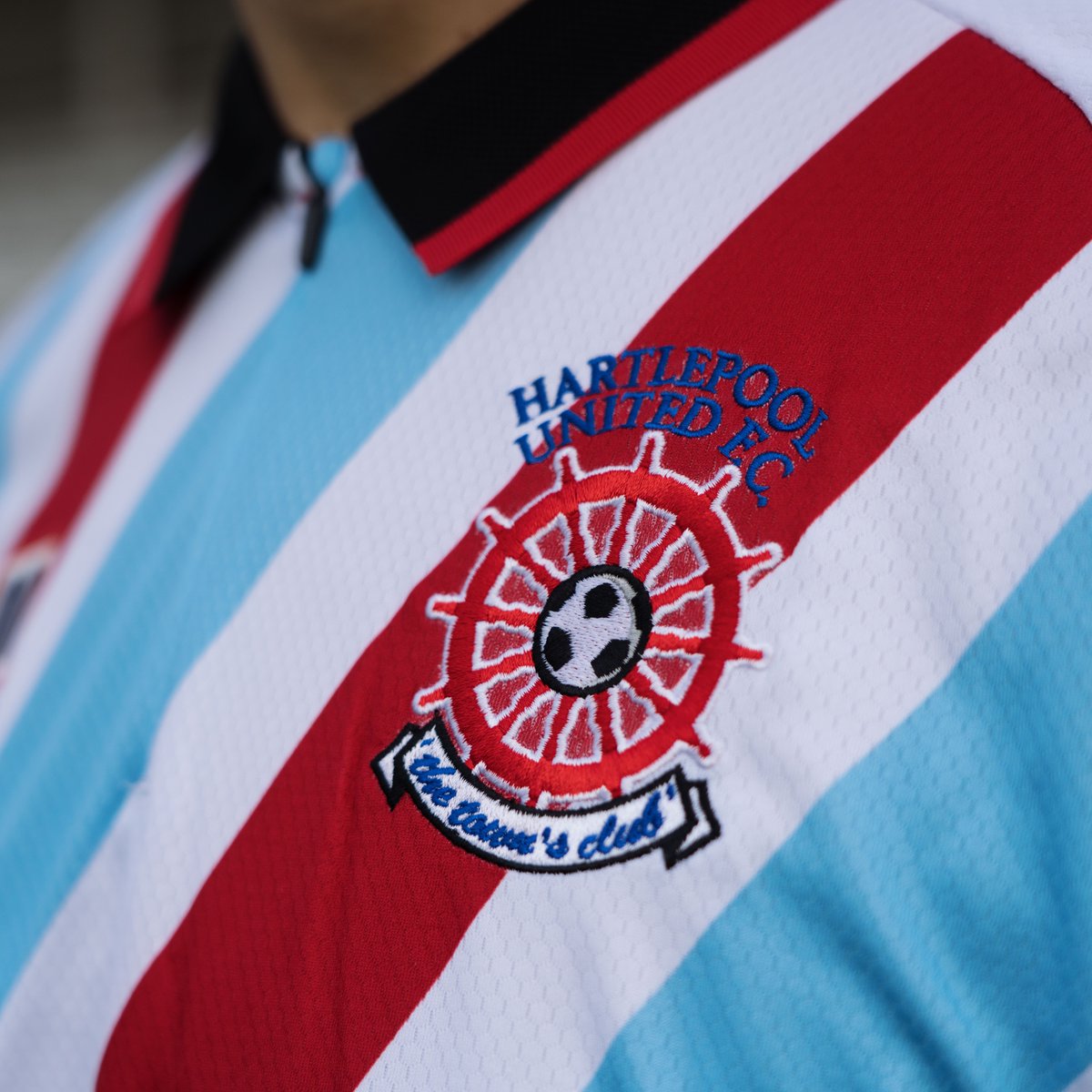 Official_HUFC's tweet photo. Set your alarm, Poolies... 🤩

📆 Tomorrow
⏰ 10am 
🛒 In store &amp; Club shop
👕 Adult £47, Junior £37

Our third kit is limited edition, so be quick! 👊 https://t.co/UebQC2zOEp