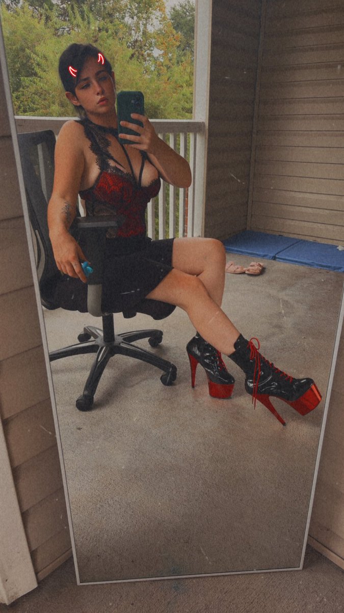 Anastasiao3ls's tweet photo. Since Snapchat wants to be stupid and apparently that’s where all the crybabies hang out at, I’ll only be here and on instagram. Sorry to anyone on there that was interested in my stuff you can thank the sorry people on snap who expect to see my body for free. Not gonna happen 🤷🏻‍♀️ https://t.co/urJLvul6D4