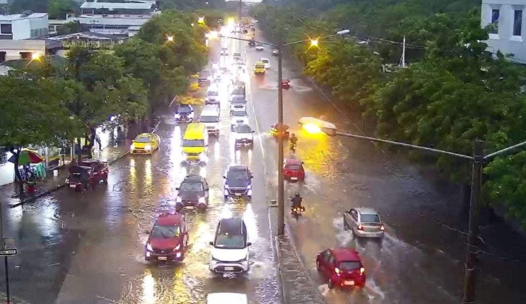 StudioFutbol's tweet photo. #NTF (VIDEOS) Así amaneció #GYE tras una madrugada de intensas lluvias https://t.co/0TCkXxm6eZ https://t.co/WWInQGPiuM