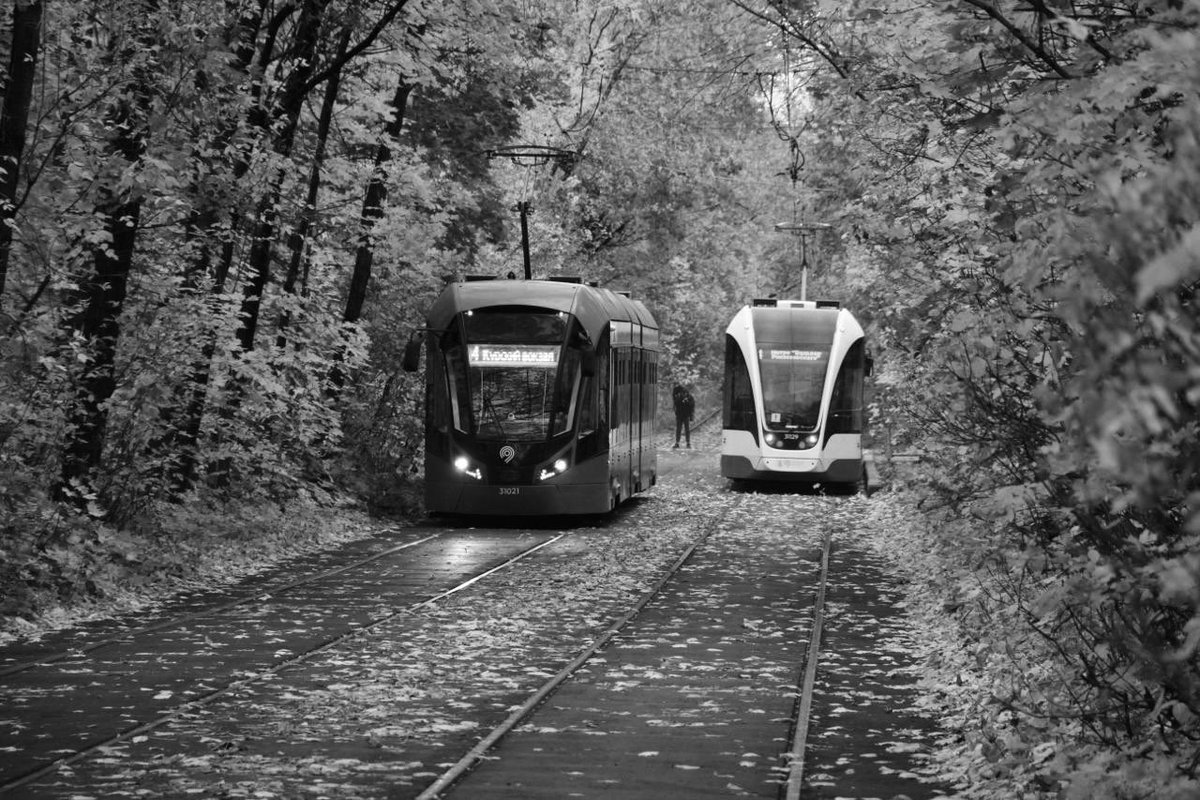 tolyakaftan's tweet photo. Autumn 2026 still feels more like a continuation of summer 🍂
There’s a special kind of magic to trams - they instantly add a cinematic, cozy quality to any shot. Capturing these warm urban moments with a Canon 7D, no filters used. 📸✨
#streetphotography #canon7d  #urbanautumn https://t.co/9Lbb1beTgj