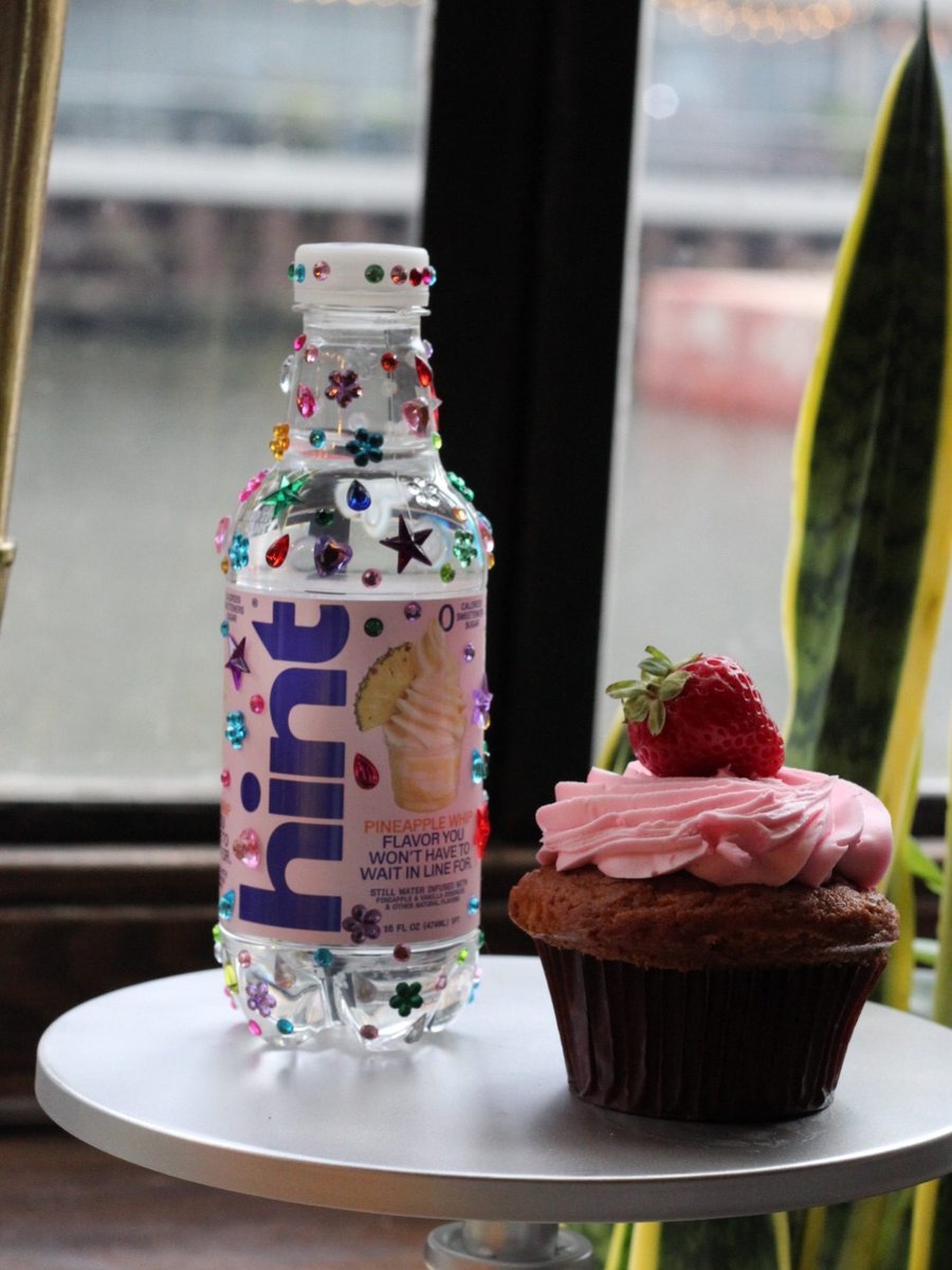 hint's tweet photo. a night of whimsymaxxing and hydration in the windy city 🪄🍰✨💦💎 https://t.co/4TLGXut6K5
