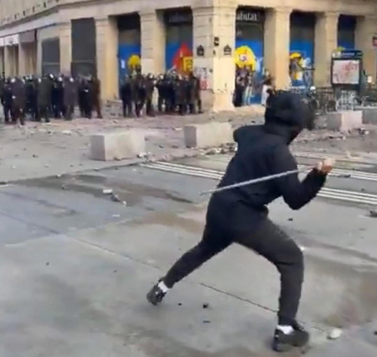 AnnaChaouat's tweet photo. Tous  ces  manquements  injures  insultes  ont  fabriques des  barbares!  que  la  France  renoue du  droit  l'applique ! exigeons une  elite  digne qui ne se  reduit  pas  au verbe  " merder " https://t.co/YUw1e005F5