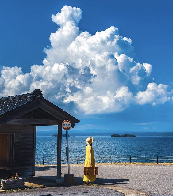 EKHAGBAI's tweet photo. 深夜の空虚な時間が苦手なのに、また夜更かししてしまった。ゲームの続きが気になって眠れず、虚しく光る画面をただ見つめている。 https://t.co/dhsfJd3uoa