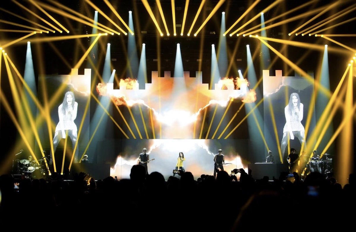 LauraPausini's tweet photo. Ai 20 mila che sono stati con noi a TORINO: 
Vi ringrazio per l’amore che ho ricevuto in queste due sere … non so spiegare bene ma … c’è qualcosa che da tanti anni ci lega: quel senso di familiarità che per fortuna non si è mai perso tra noi. GRAZIE. Mi mancate già 💛 https://t.co/quFDvdnbJm