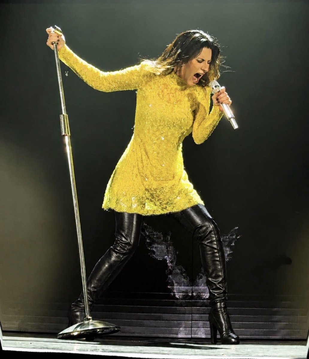 LauraPausini's tweet photo. Ai 20 mila che sono stati con noi a TORINO: 
Vi ringrazio per l’amore che ho ricevuto in queste due sere … non so spiegare bene ma … c’è qualcosa che da tanti anni ci lega: quel senso di familiarità che per fortuna non si è mai perso tra noi. GRAZIE. Mi mancate già 💛 https://t.co/quFDvdnbJm