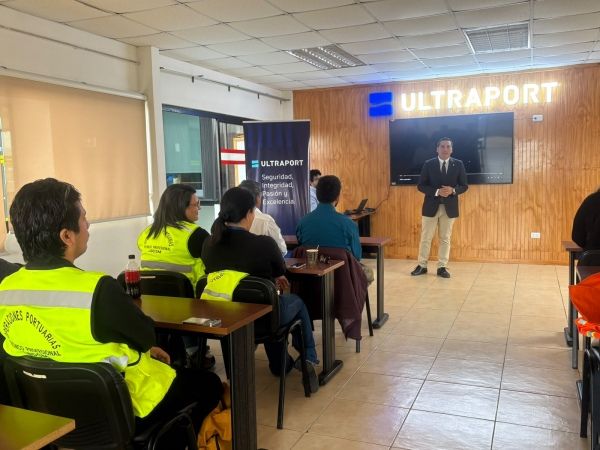 mundomaritimo's tweet photo. Ultraport Arica impulsa formación técnica vinculada a las operaciones portuarias #MundoMaritimo https://t.co/ofe2hPcVPM https://t.co/1eNu0eegAC