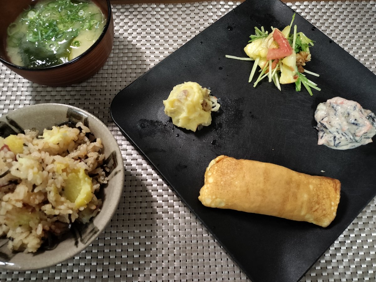 cat_riko's tweet photo. 【今日の朝ごはん】
・さつまいもと塩昆布の炊き込みご飯
・豆腐入り出汁巻き卵
・さつまいものマッシュポテト
・水菜と🍅とりんご、ハニーマスタードのサラダ
（レーズン・ナッツ）
・みょうがとわかめのお味噌汁
#朝ごはん
お芋好き。大満足です(´꒳｀*)
盛り付けはもちっと頑張ろう。 https://t.co/5RaNCd0qiW