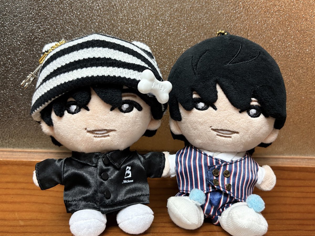 Jside_second's tweet photo. ストライプスーツにお着替え、噂通りなかなか難しいお着替えで我が家のほくぬいお手てが短いようで、頑張っても手が出なかったのでスッキリなベストスタイルに🖤
前髪の分かれ目が大きめ(愛称でおはげちゃんと呼んでる🤭)なNEWほくぬいにはネコ耳お帽子を被せてみた🐈‍⬛
どちらも似合ってて可愛い🖤 https://t.co/GgWpSUeeis