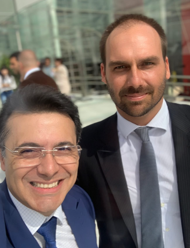 pastorhenriquev's tweet photo. 🚨Quem é o deputado do PL Marcelo Aguiar?

Casado, pai de 2 filhos, cantor gospel e defensor da família e dos bons costumes, ele foi detido por:

- Assediar um grupo de mulheres em uma boate;
- Fazer disparo de arma de fogo e atingir de raspão uma pessoa.

Apesar ser capturado em flagrante, Aguiar não ficará preso devido à imunidade política. Sua arma foi apreendida e será analisada.

Virou a “Zambelli de 2026”?