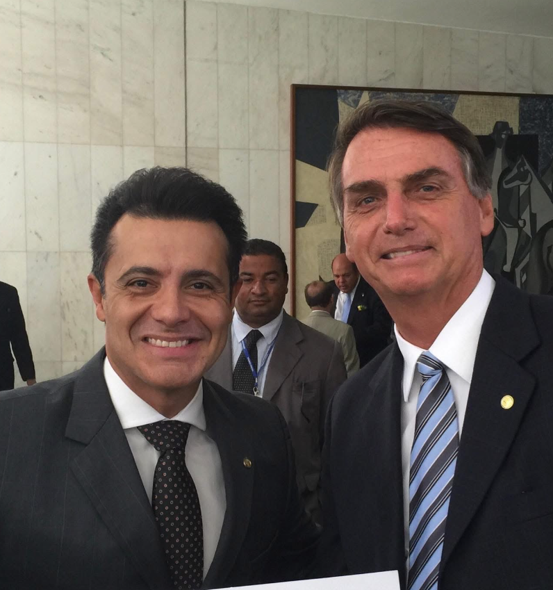 pastorhenriquev's tweet photo. 🚨Quem é o deputado do PL Marcelo Aguiar?

Casado, pai de 2 filhos, cantor gospel e defensor da família e dos bons costumes, ele foi detido por:

- Assediar um grupo de mulheres em uma boate;
- Fazer disparo de arma de fogo e atingir de raspão uma pessoa.

Apesar ser capturado em flagrante, Aguiar não ficará preso devido à imunidade política. Sua arma foi apreendida e será analisada.

Virou a “Zambelli de 2026”?