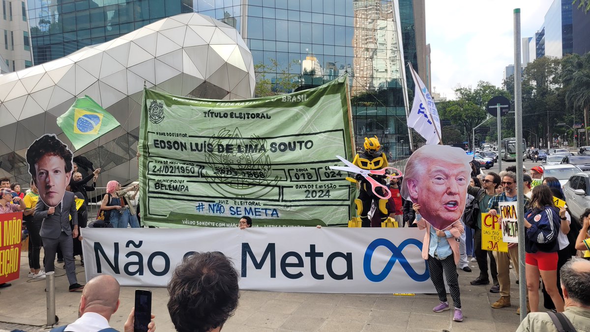 ctrlzorg's tweet photo. META NÃO SE META!! 
Estamos na frente da sede da Meta em SP, em plena Faria Lima! Eles podem nos censurar nas redes mas não nas ruas! https://t.co/YDPddoiR60