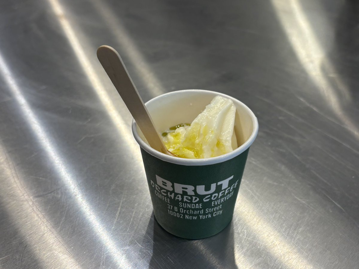 cotrayy's tweet photo. olive oil on vanilla ice cream https://t.co/gIevqyX9Xt