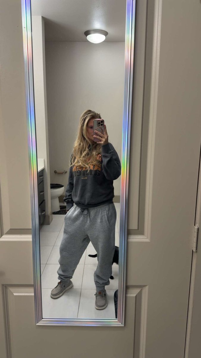 bookaholic98's tweet photo. Hot girls wear sweats🥰 https://t.co/FBKg6wk1Y1