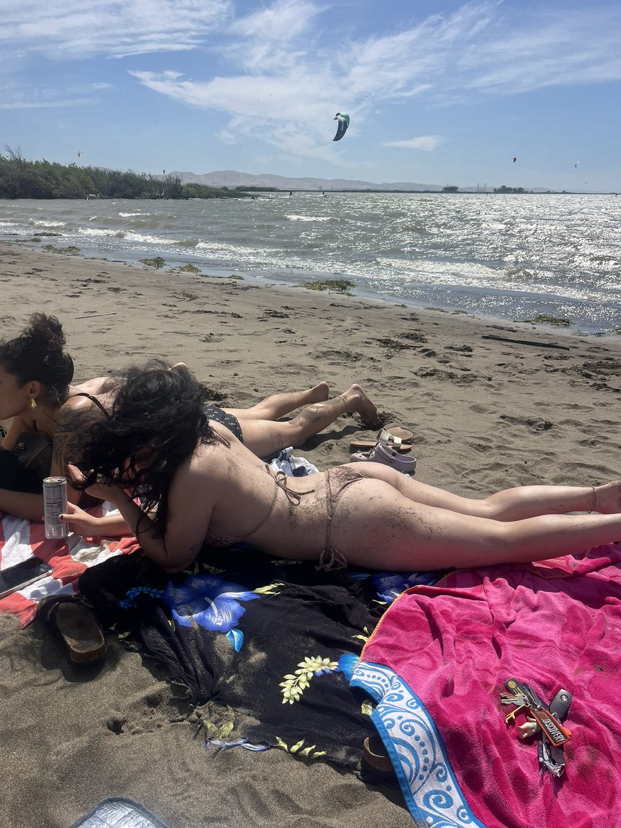 Fernthefaee's tweet photo. Bitching on the beach https://t.co/cjMv4NwnVt