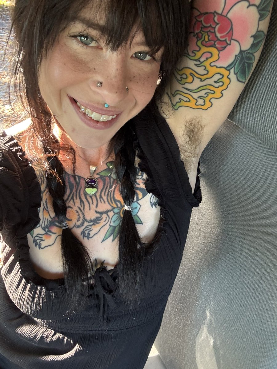 hellbenth69's tweet photo. could you date a girl with armpit hair? https://t.co/TmvPJZjGXE