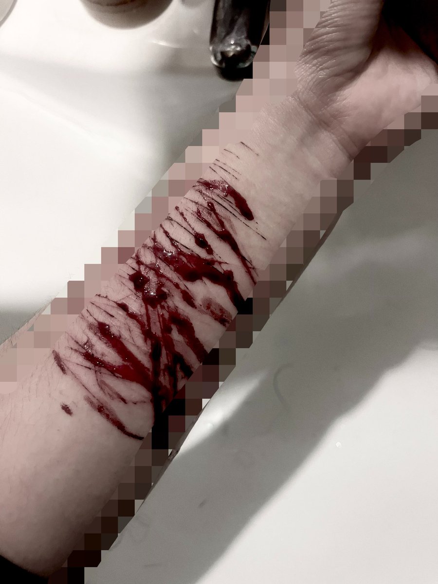 visualkurooo's tweet photo. resubido porque me lo eliminaron:( 
maquillaje falso‼️

#sfxmakeup #makeup #sh #fakeblood https://t.co/JqruDkrAOB