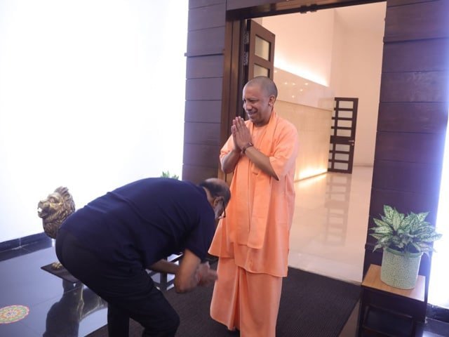 Thalapathy_Icon's tweet photo. Siggu undali ra broker bunda @rajinikanth chiiii 💦💦💦 https://t.co/kTVBIYbx4z