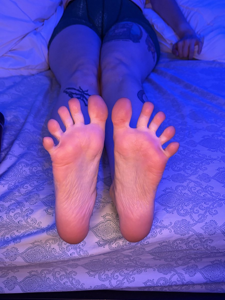 ladynyra7's tweet photo. my feet are so sore, can you please give me a massage with your tongue? 🎀✨

#feet #feetfetısh #toes #soles https://t.co/ynbdpaIC9q