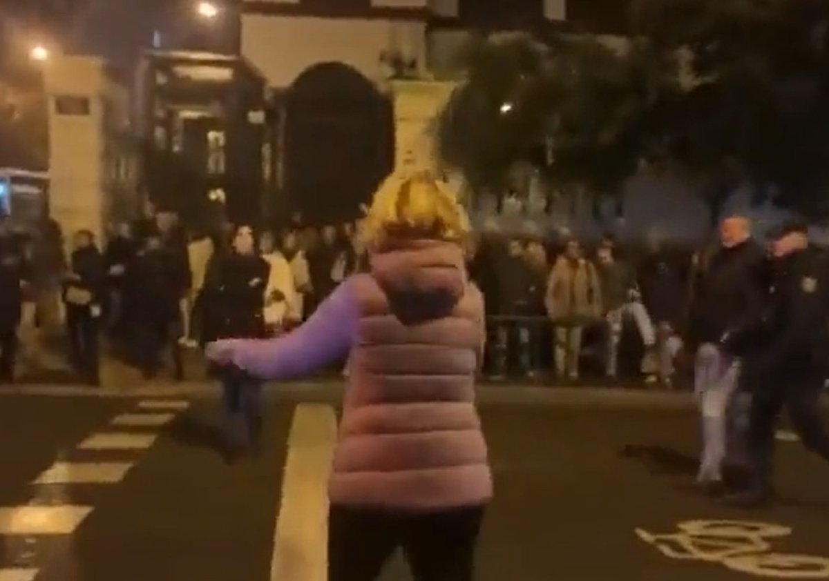 verketal's tweet photo. @juansotoivars Me podría remontar a mucho más... O responderte que la izquierda quema y rompe cosas, no a personas. Pero me quedo con estas bonitas imágenes de Ferraz: https://t.co/JL478z0j9o