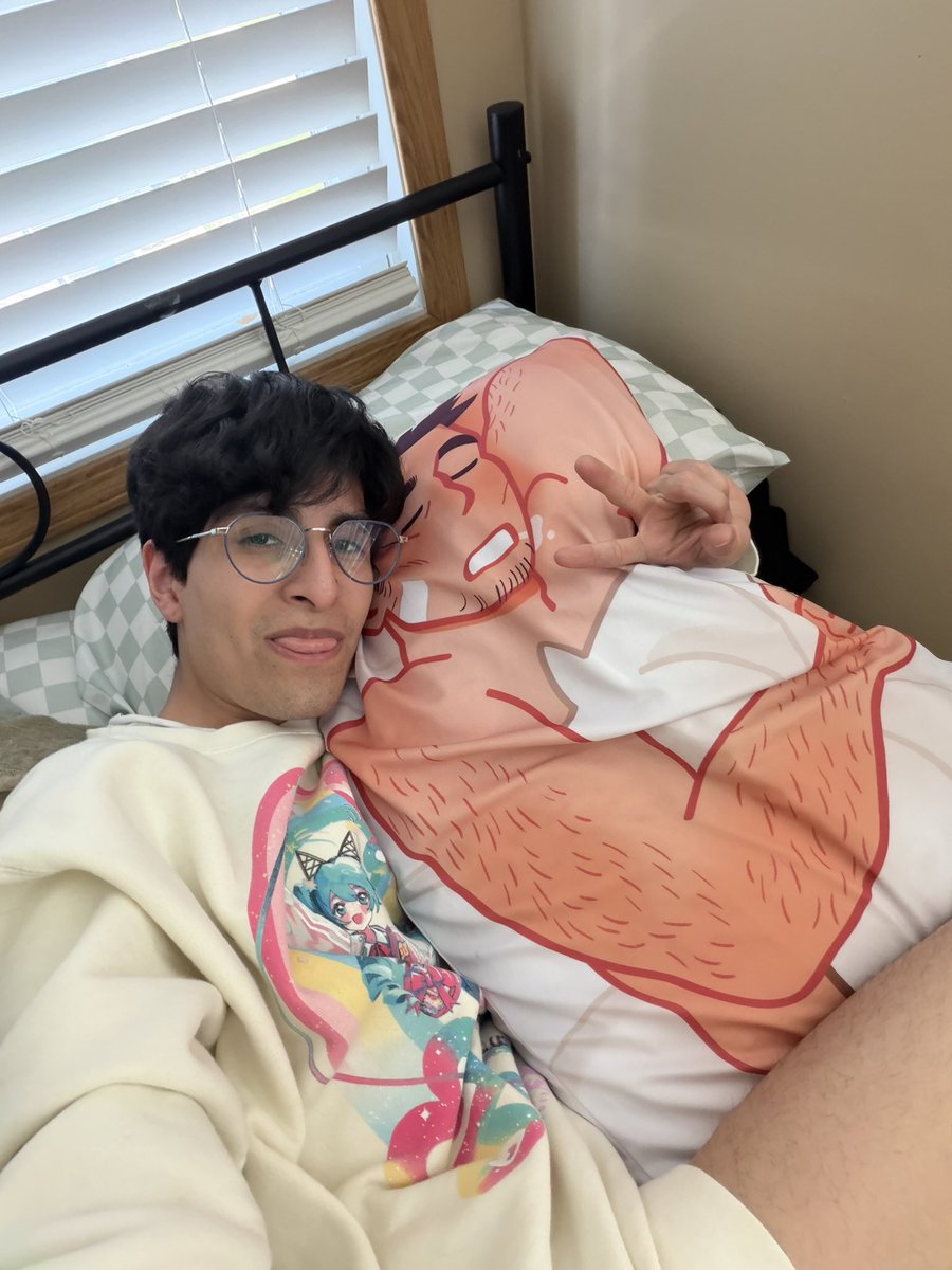 DaUTF_'s tweet photo. I yearn for dick gumshoe everyday of my life… I have a dick gumshoe body pillow and 2 ita bags! I am so normal about this big fat hairy himbo https://t.co/lZibkv3toe