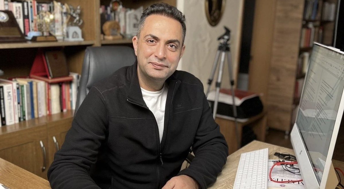 MuyesserYildiz's tweet photo. "Yok, bu kadar da olmaz" diye sabırla bekliyordum. Ama maalesef adını, sanını, duruşunu defalarca ispatlamış değerli kardeşim Murat Ağırel tutuklandı. Hem de yapmadığı bir habere ilişkin olarak, kara para akladığını itiraf eden bir şahsın varsayımıyla…

Bu neyin intikamıdır?!.. https://t.co/i1YdFA388v