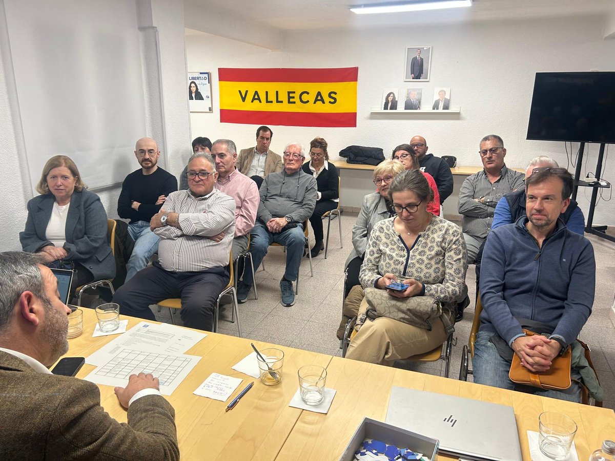 PelegrinaLuis's tweet photo. Esta tarde Comité Ejecutivo del @PPteVallecas , organizando la campaña y acciones que vamos a llevar a cabo en Vallecas, saliendo a la calle, porque NADIE nos va a callar https://t.co/9ZheRuAELR