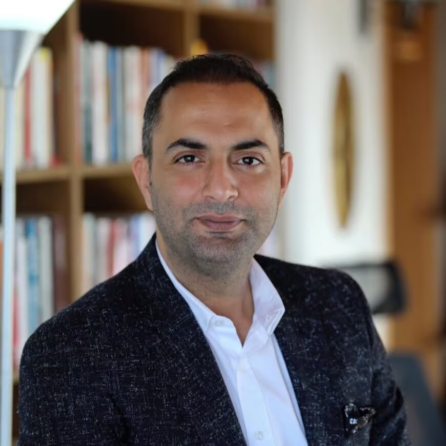 ulasskarasu's tweet photo. BU ÜLKEDE BİR GAZETECİ, EV HAPSİNDE ve AYAĞINDA ELEKTRONİK KELEPÇE VARKEN TUTUKLANDI!

Gazeteci haber yapsın mı, yapmasın mı?

AKP iktidarının cevabı belli:
Yaparsa suç, yapmazsa yine suç!

AKP’nin “özgürlükler Türkiye’sinde” gazeteci Murat Ağırel, yaptığı haber nedeniyle ayağına takılan elektronik kelepçeyle ev hapsindeyken, bu kez yapmadığı bir haber gerekçe gösterilerek gözaltına alındı; kelepçesi çıkarılmadan ifadesi alındı, mahkemeye sevk edildi ve tutuklandı!

Türkiye’de bir gazeteci hem yazdıkları hem de yazmadıkları yüzünden özgürlüğünden edildi; AKP iktidarı, gazeteciliği öyle bir kuşatma altına aldı ki artık haber yapmak da yapmamak da suç sayılıyor!

Nasıl bir hukuk düzeni kurdunuz ki gazetecinin kaleminden çıkan da suç, kaleminden çıkmayan da suç?

Bu artık hicvin bile anlatmakta zorlandığı, kara bir tablo. İktidarın istediği gazetecilik anlayışı açık: Gördüğünü yazma, bilmediğini araştırma, bildiğini de unut!

Murat Ağırel’e yönelik bu süreç, Türkiye’de basın özgürlüğünün ve toplumun haber alma hakkının geleceği açısından son derece ağır bir sınavdır. Bu, yalnızca bir gazeteciye verilen ceza olarak da görülemez; AKP iktidarının nasıl bir Türkiye yaratmak istediğinin de en açık özetidir. Gerçeği yazanın susturulduğu, henüz yazmadığından bile suç üretildiği, korkunun hukukun yerine geçirildiği bir Türkiye!

Gazeteciliği susturarak gerçekleri ortadan kaldıramazsınız. Bu ülkenin geleceğini korkuyla, suskunlukla ve yargı baskısıyla teslim alamazsınız!

Gazetecilik suçtur diyemiyorsunuz ama gazeteci ne yaparsa yapsın suçlu sayıldığı bir düzen kuruyorsunuz!

Murat Ağırel, gerçek bir gazetecidir ve gazetecilik de suç değildir!