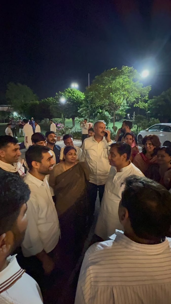 IndiraMeena_'s tweet photo. जयपुर कमिश्नरेट में NSUI की साथी रितु बराला के साथ दिल्ली में हुई बर्बरता के मामले में FIR दर्ज न किए जाने के विरोध में चल रहे धरने में शामिल हुई 

न्याय मिलने तक हम चुप नहीं बैठेंगे। भाजपा सरकार बताए कि FIR दर्ज करने में देरी क्यों हो रही है? https://t.co/5qRQIVM73c