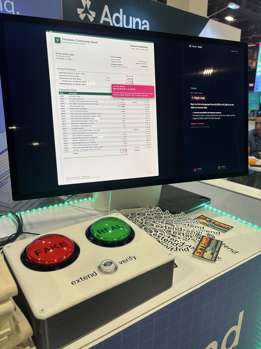 Jingg_n_Tonic's tweet photo. take notes kids giant buttons = booth traffic https://t.co/SMxFsjSTS1