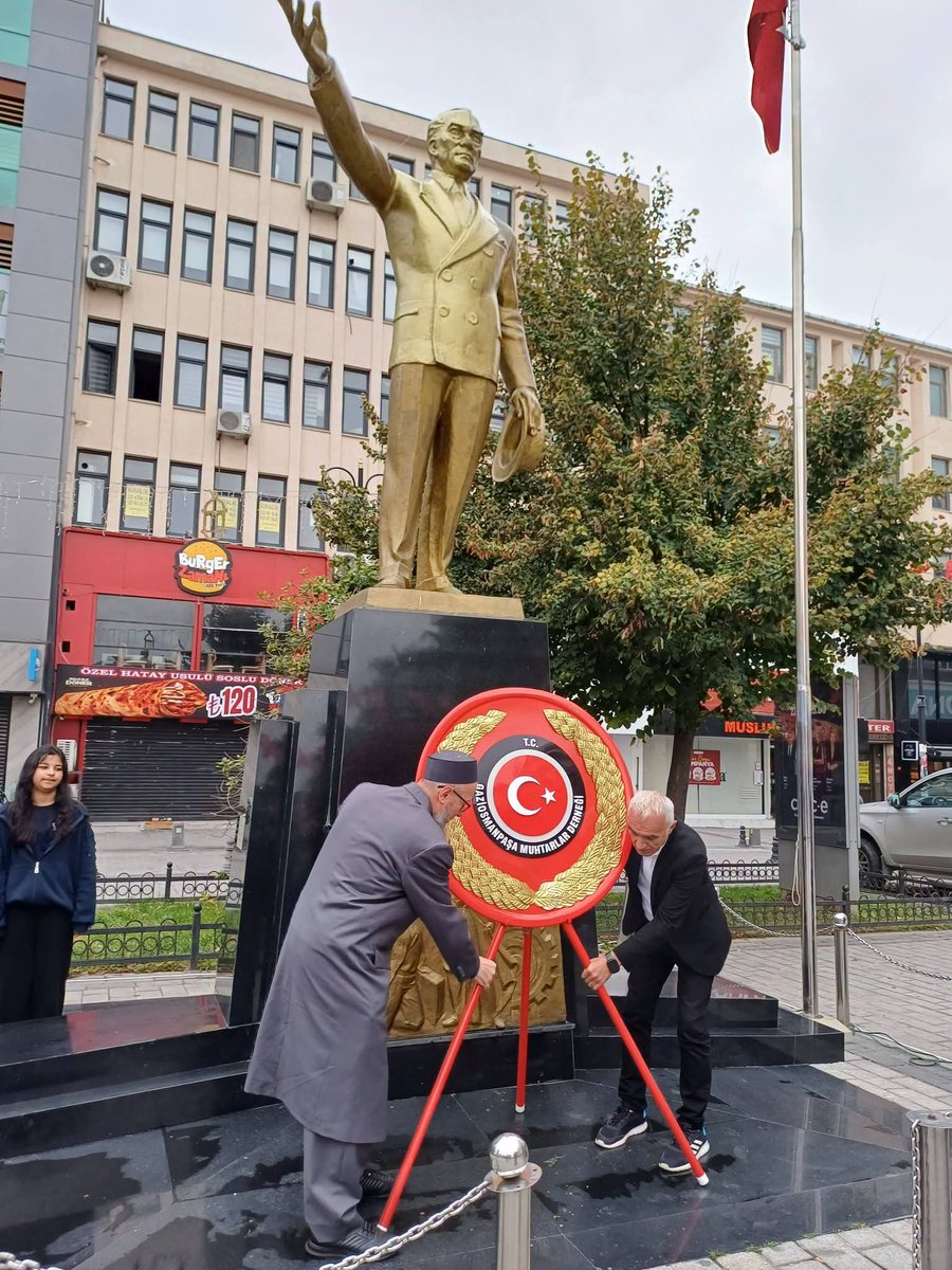 ahmetsalmis's tweet photo. 19 Ekim Muhtarlar Günü vesilesiyle düzenlenen çelenk sunma törenine katıldık. 

Mahallelerimiz ile kamu kurumları arasında köprü olan tüm muhtarlarımızın gününü kutluyor, görevlerinde başarılar diliyorum.

#MuhtarlarGünü 🇹🇷 https://t.co/9UhJF6Zeel