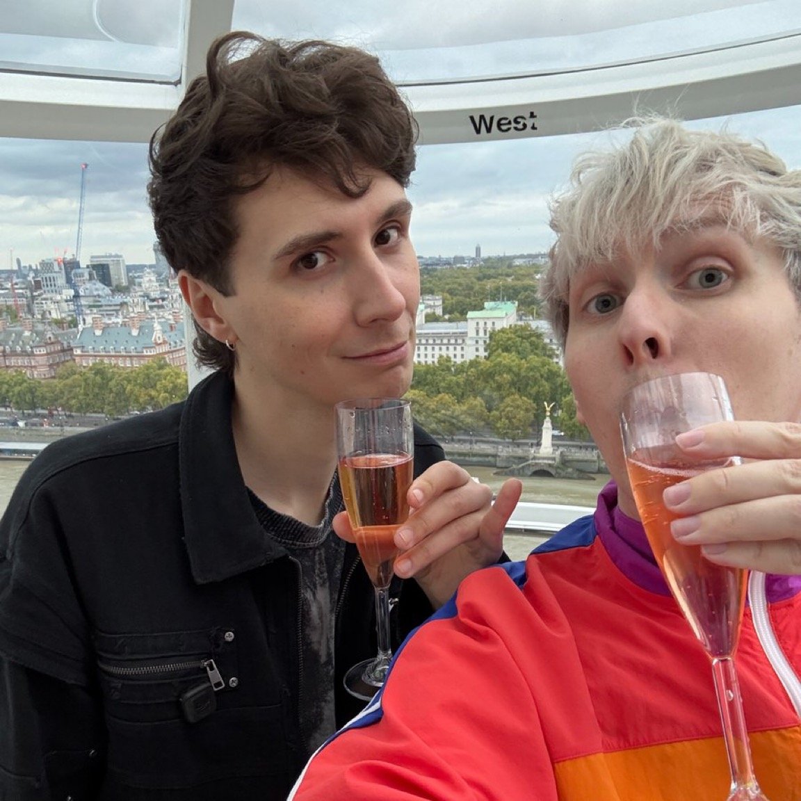 itsfrecklydan's tweet photo. aww one year apart, but still always holding drinks 🍸🍷 https://t.co/XsRyHgYQuc
