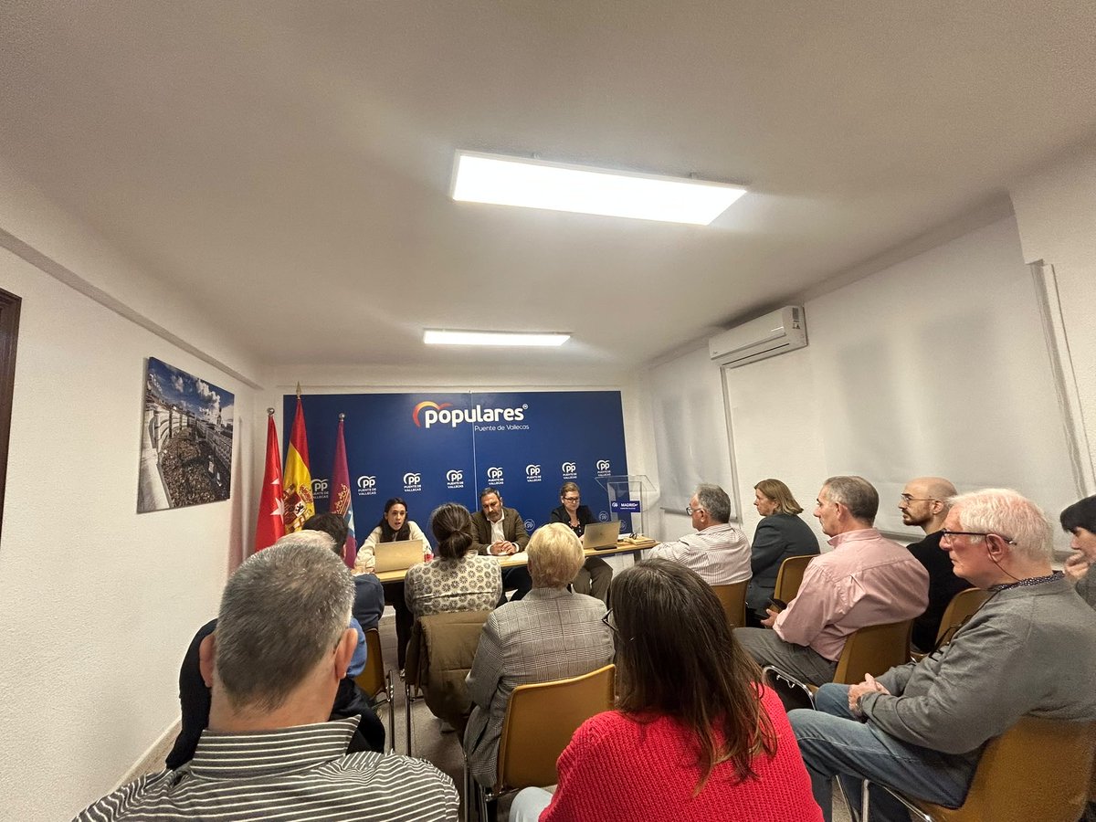 PPteVallecas's tweet photo. 📍Celebramos un nuevo Comité Ejecutivo en la sede del PP de Puente de Vallecas. 

💙Seguimos sumando fuerzas, compartiendo proyectos y trabajando con ilusión y compromiso por nuestros vecinos y por el futuro de nuestro distrito.

#PuenteDeVallecas #PPMadrid https://t.co/hnuDG6fYpd