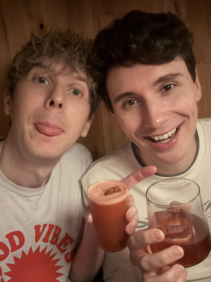 itsfrecklydan's tweet photo. aww one year apart, but still always holding drinks 🍸🍷 https://t.co/XsRyHgYQuc