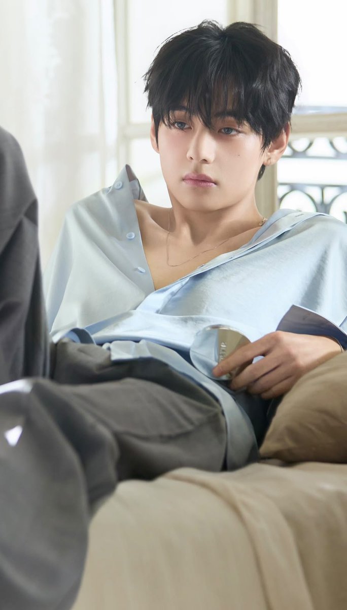 TheePopCore's tweet photo. Taehyung looks so dreamy, with otherworldly and enchanting visuals in new photos for TIRTIR. https://t.co/iw6x9AnBEU