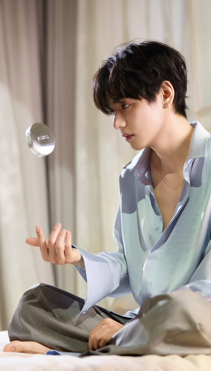 TheePopCore's tweet photo. Taehyung looks so dreamy, with otherworldly and enchanting visuals in new photos for TIRTIR. https://t.co/iw6x9AnBEU