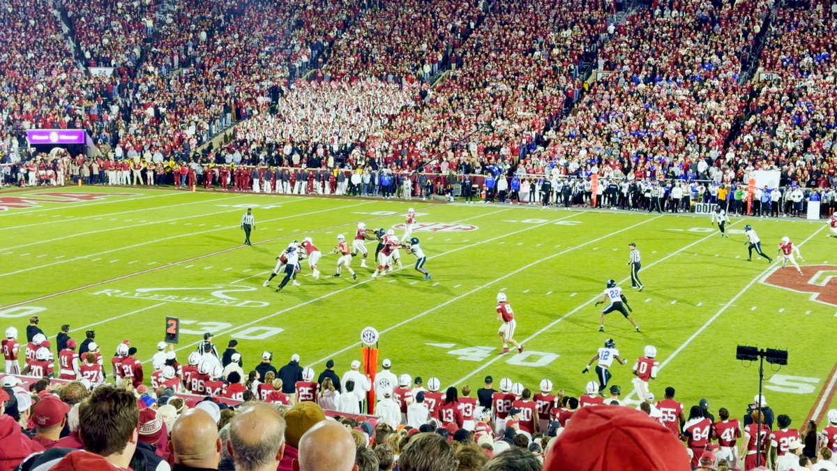 TouchdownOkla's tweet photo. Mateer gets sacked here on 2nd and 6. Down 1, with a minute and a half to go. The 40 yard line is the first down. The next play is the pick six on 3rd and long. https://t.co/t5u9uxFB2N