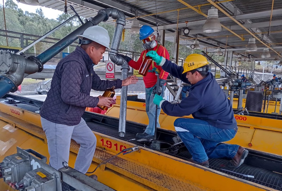 ARCH_Ec's tweet photo. ✅ #ARCHControla 

En #Mururco, #Azogues, verificamos las condiciones de un terreno y levantamos las coordenadas para evaluar su factibilidad. Además, en el #TerminalCuenca realizamos la toma de muestras de combustibles en tanques, para verificar su calidad. 🗺️🇪🇨⛽️ https://t.co/80p57RU2ls