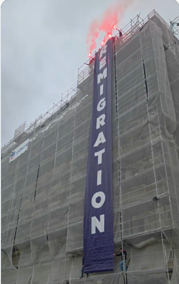 FredGaulois's tweet photo. Voilà une banderole qui a de la gueule.
Installée à Lyon par le collectif @ObjectifRemi 👏👏 https://t.co/XIjek29lA2