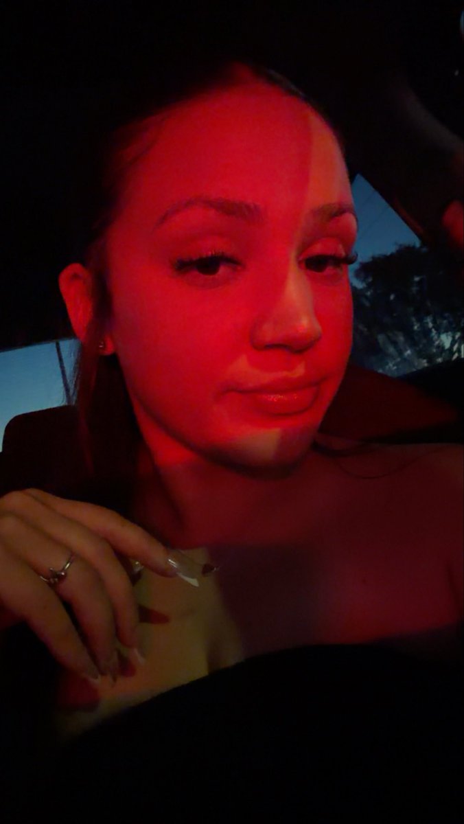 _alysssaaaaac's tweet photo. Red light special https://t.co/V5fD7P98NQ